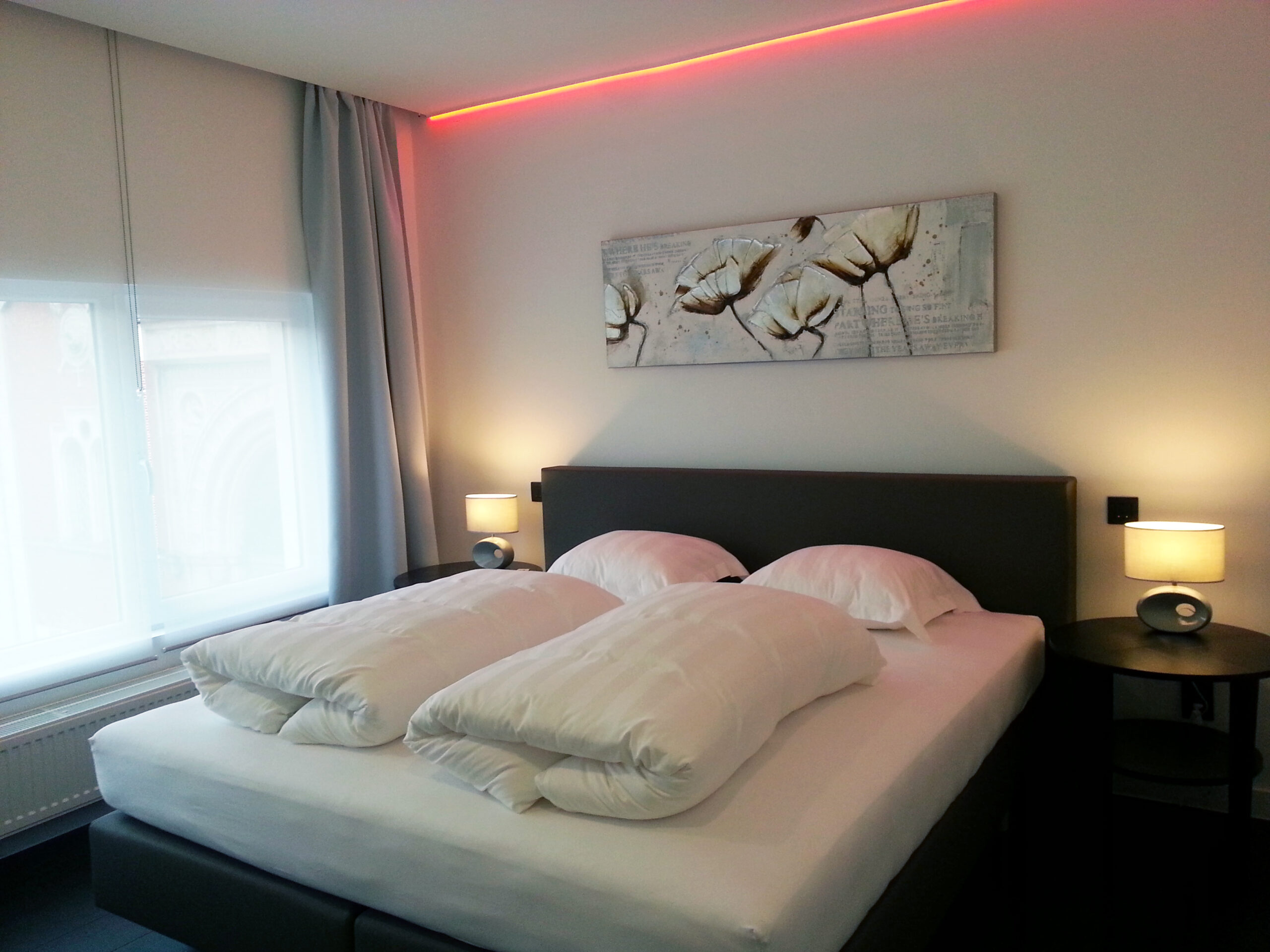 Bedroom with kingsize bed and aircon for hot summer nights, check calendar and book now
